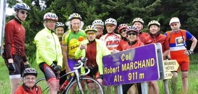07-le-celebre-cycliste-plus-que-centenaire-entoure-de-son-club-de-mitry-mory-a-rallie-le-col-qui-porte-son-nom