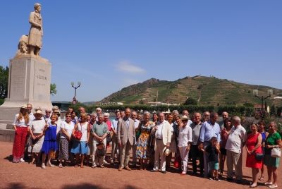 L'amicale des Ardéchois de Paris devant la statue de Marc Seguin à Tournon