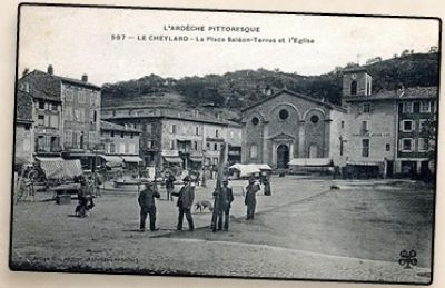 La place Saléon-Terras et l'église du village Le Cheylard, Ardèche  au début des années 1920. Archives départementales de l'Ardèche.